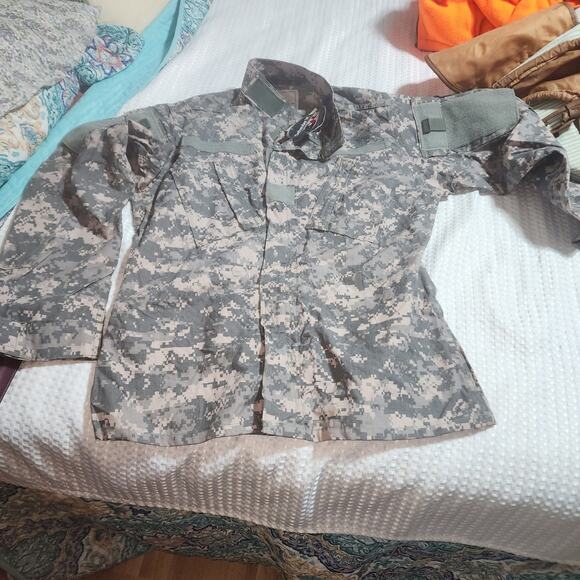 DEFENDER M NWT MENS SZ SMALL REGULAR DIGITAL CAMMO ARMY JACKET ZIP COAT - Picture 1 of 8